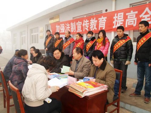 律师到虹桥村村民中心为群众免费进行法律知识服务